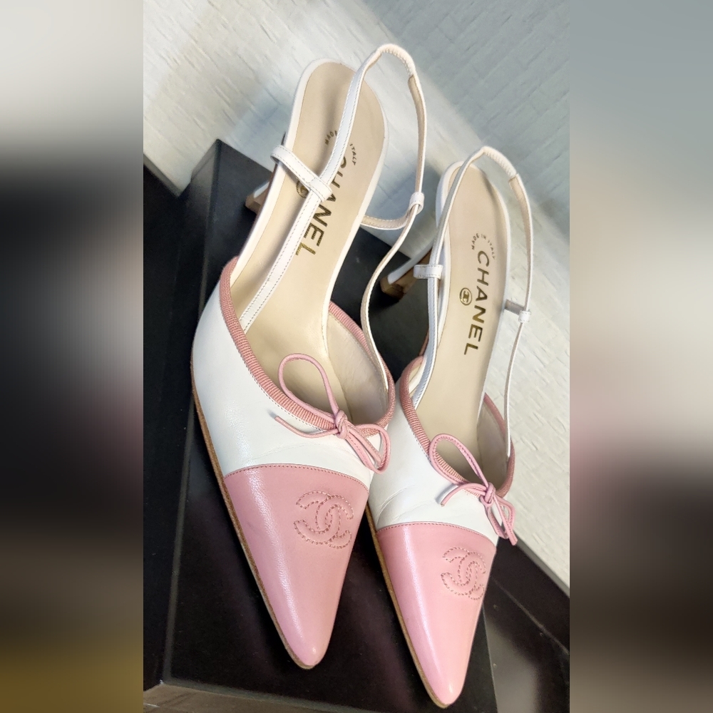 Chanel pink and white pumps logo